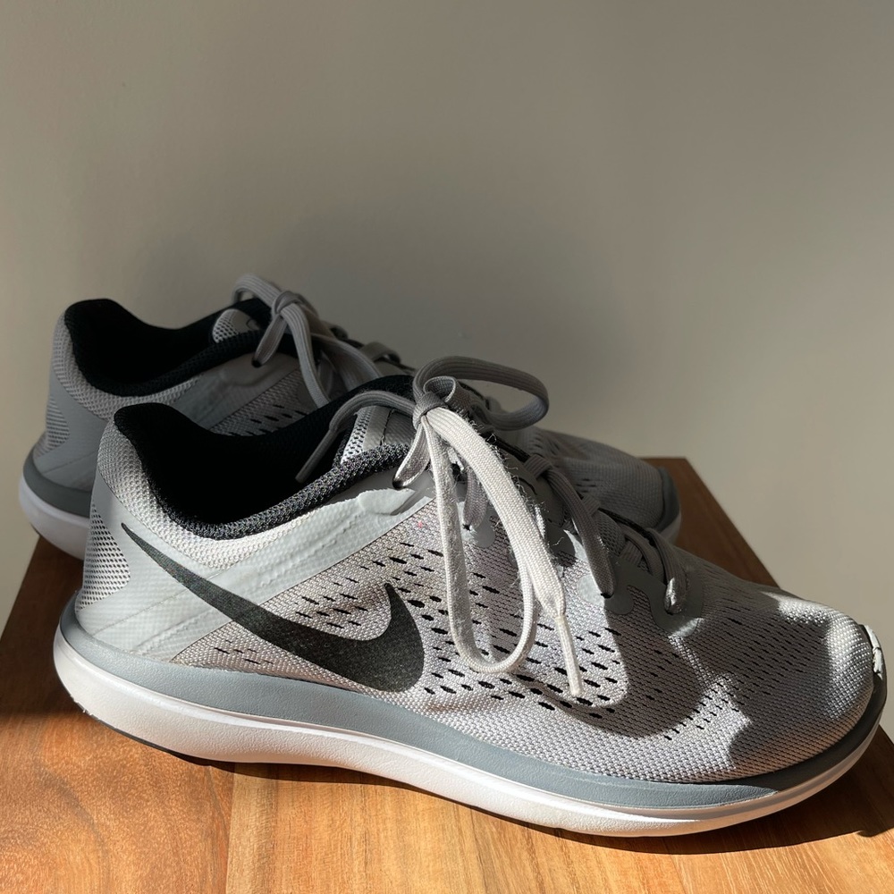 Nike Flex 2016 Run size 4.5Y (big boy)